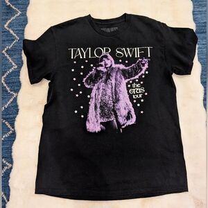 Taylor Swift the eras tour Tee lavendar haze And Black, M